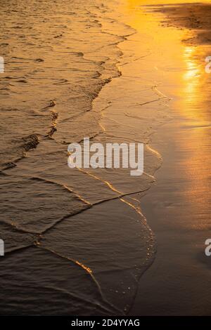 Goldener Sonnenuntergang am Meer, Blick von oben. Stockfoto