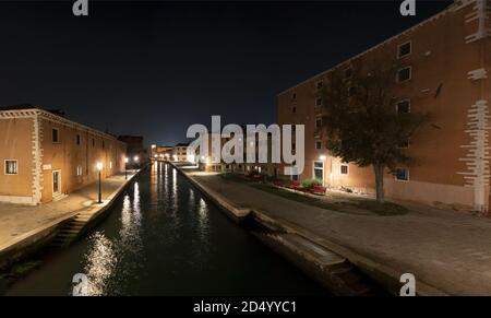 Venedig, Italien. Oktober 2020. Panorama-Nachtansicht eines Kanals in der Stadt, von einer Brücke genommen Stockfoto