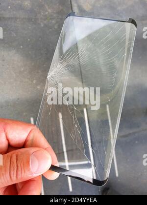 Gebrochenes Schutzglas eines Mobiltelefons Stockfoto