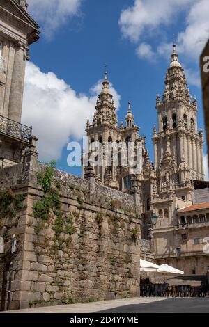 Santiago de Compostela, Galicia, Spanien - 09/22/2020: Kathedrale von Santiago de Compostela in Galicien an einem sonnigen Tag. Stockfoto