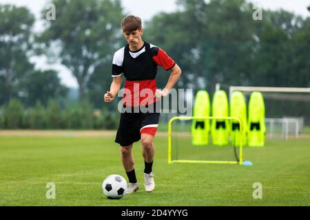 Jugendfußballtraining. Young Player on Drills, Exercises and Match Preparation Training Session. Fußballspieler Läuft Mit Ball. Trainingsziel und Fo Stockfoto