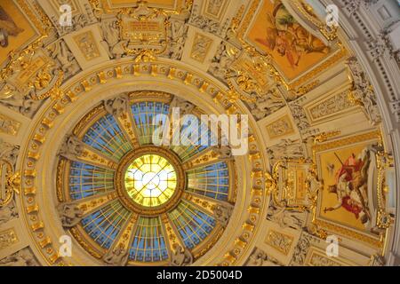 Blick auf die geschmückte Kuppel im Berliner Dom Stockfoto