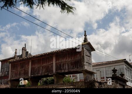 Santiago de Compostela, Galicia, Spanien - 09/23/2020: Galician Horreo Getreidespeicher vor einem blauen Himmel an einem sonnigen Tag. Stockfoto