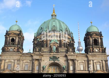 Berliner Dom in Berlin, Deutschland, gesehen von der Lustgarten Stockfoto