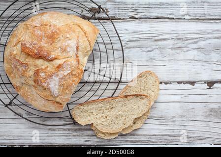 Blick von oben auf frisch hausgemachtes hausgemachtes Brot Kühlung auf einem Bäckerregal. Flatlay. Stockfoto