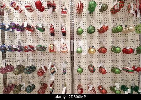 Weihnachtsbaumschmuck zur Eröffnung des Weihnachtsladens Selfridges im Flagship-Store in der Oxford Street, London. Das diesjährige Thema wurde als Once Upon A Christmas enthüllt. Stockfoto