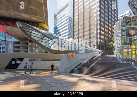 Der Eingang zum westlichen Ende des Wynyard Tunnels, einem Fußgängertunnel, der Barangaroo South in Sydney mit dem Wynyard Bahnhof verbindet Stockfoto