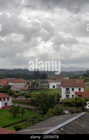 Melide, Galicia, Spanien - 10/03/2020: Portrait Blick aus Richtung Landschaft & Hügel von Melide, Spanien auf dem Camino de Santiago. Stockfoto