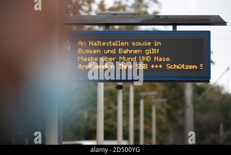 Stuttgart, Deutschland. Oktober 2020. An einer Haltestelle der SSB wird der Hinweis "an Haltestellen und in Bussen und Zügen: Maske über Mund UND Nase" angezeigt. In Stuttgart wurde am Samstag der Warnwert von 50 Neuinfektionen pro 100,000 Einwohner in sieben Tagen überschritten. Quelle: Sebastian Gollnow/dpa/Alamy Live News Stockfoto