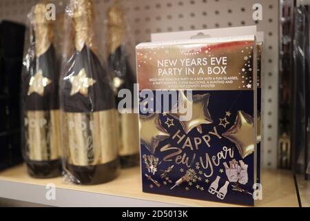 Eine Silvesterparty in einer Box zur Eröffnung des Weihnachtsladens Selfridges im Flagship-Store in der Oxford Street, London. Das diesjährige Thema wurde als Once Upon A Christmas enthüllt. Stockfoto