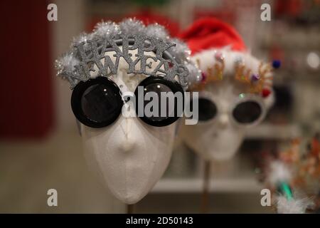 Neuheit Frohe Neujahrssonnenbrille bei der Eröffnung des Selfridges-Weihnachtsladens im Flagship-Store in der Oxford Street, London. Das diesjährige Thema wurde als Once Upon A Christmas enthüllt. Stockfoto