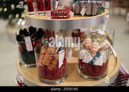 Weihnachtsbaumschmuck von Big Ben, Queen Elizabeth II und einem Londoner Bus, zu sehen bei der Eröffnung des Selfridges Weihnachtsgeschäft im Flagship-Store in der Oxford Street, London. Das diesjährige Thema wurde als Once Upon A Christmas enthüllt. Stockfoto