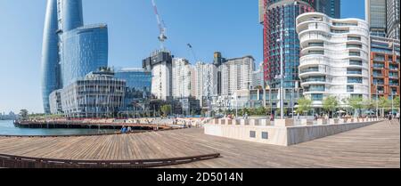 Barangaroo, Sydney, Aust Okt 2020: Die neu erbaute Watermans Cove ist für die Öffentlichkeit zugänglich und bietet einen 11.000 qm großen öffentlichen Raum neben dem Hafen Stockfoto