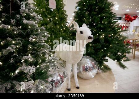 Ein Spielzeug bambi Hirsch auf dem Display bei der Eröffnung des Selfridges Weihnachtsgeschäft im Flagship-Store in der Oxford Street, London. Das diesjährige Thema wurde als Once Upon A Christmas enthüllt. Stockfoto