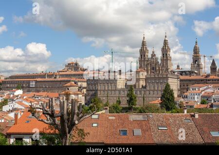 Santiago de Compostela, Galicien, Spanien - 09/22/2020: Kathedrale von Santiago de Compostela & Stadtbild im Sonnenschein. Reise spanien Stadtkathedrale. Stockfoto