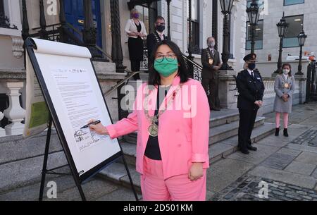 Die vier gewählten Führer der lokalen Behörden von Dublin, Oberbürgermeister von Dublin Hazel Chu (Vordergrund), Bürgermeister von Fingal David Healy, Ed OÕBrien, Bürgermeister von Süd-Dublin, und Cathaoirleach von Dun Laoghaire-Rathdown Una Power veranstalten zusammen mit Deirdre Mulholland von der HSE und einem stellvertretenden Beauftragten von Garda SiochanaÕs für Straßen, Polizei und Gemeinschaft eine Medienveranstaltung. Paula Hilman, um einen offenen Brief an die Bürger der Stadt und des Landkreises im Mansion House in Dublin zu veröffentlichen. Stockfoto