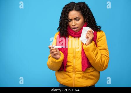 Afrikanische Frau Mit Fieber Holding Thermometer Auf Blauem Hintergrund Stehen Stockfoto