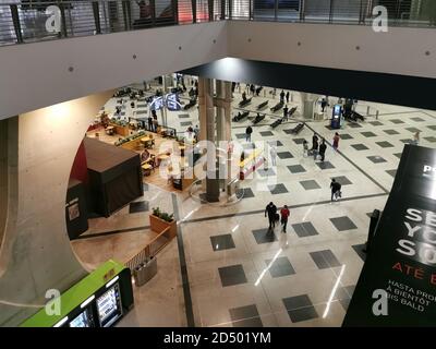 Porto / Portugal 09 25 2020: Innenansicht des Porto Flughafengebäudes, mit Leuten mit Covid Masken, die mit Koffern und Taschen spazieren und sich ausruhen Stockfoto