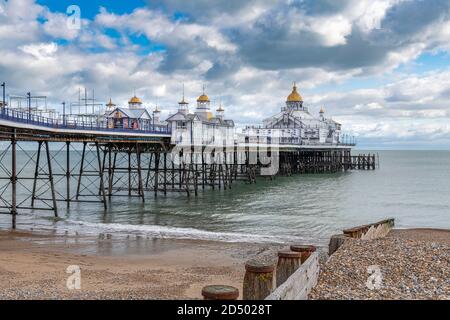 Der Eastbourne Pier, der 1872 fertiggestellt wurde, ist 300 Meter lang. Gebaut auf Stelzen, die auf Tassen auf dem Meeresbett ruhen. Bei schlechtem Wetter kann sich der Pier bewegen. Stockfoto
