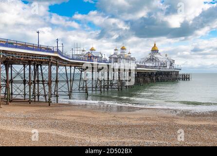 Der Eastbourne Pier, der 1872 fertiggestellt wurde, ist 300 Meter lang. Gebaut auf Stelzen, die auf Tassen auf dem Meeresbett ruhen. Bei schlechtem Wetter kann sich der Pier bewegen. Stockfoto