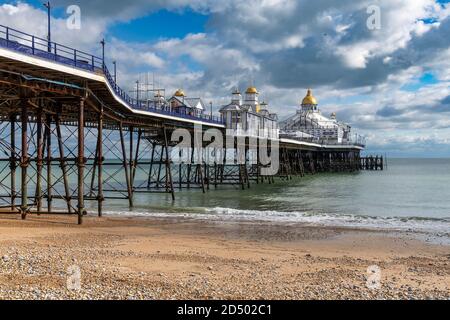 Der Eastbourne Pier, der 1872 fertiggestellt wurde, ist 300 Meter lang. Gebaut auf Stelzen, die auf Tassen auf dem Meeresbett ruhen. Bei schlechtem Wetter kann sich der Pier bewegen. Stockfoto