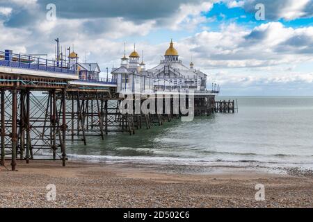 Der Eastbourne Pier, der 1872 fertiggestellt wurde, ist 300 Meter lang. Gebaut auf Stelzen, die auf Tassen auf dem Meeresbett ruhen. Bei schlechtem Wetter kann sich der Pier bewegen. Stockfoto