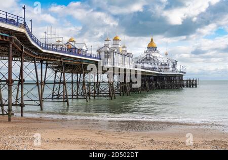 Der Eastbourne Pier, der 1872 fertiggestellt wurde, ist 300 Meter lang. Gebaut auf Stelzen, die auf Tassen auf dem Meeresbett ruhen. Bei schlechtem Wetter kann sich der Pier bewegen. Stockfoto