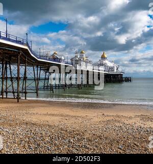 Der Eastbourne Pier, der 1872 fertiggestellt wurde, ist 300 Meter lang. Gebaut auf Stelzen, die auf Tassen auf dem Meeresbett ruhen. Bei schlechtem Wetter kann sich der Pier bewegen. Stockfoto