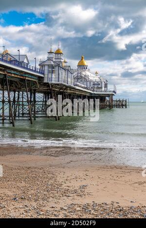 Der Eastbourne Pier, der 1872 fertiggestellt wurde, ist 300 Meter lang. Gebaut auf Stelzen, die auf Tassen auf dem Meeresbett ruhen. Bei schlechtem Wetter kann sich der Pier bewegen. Stockfoto