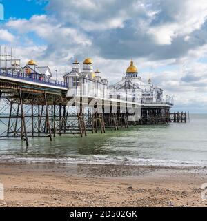 Der Eastbourne Pier, der 1872 fertiggestellt wurde, ist 300 Meter lang. Gebaut auf Stelzen, die auf Tassen auf dem Meeresbett ruhen. Bei schlechtem Wetter kann sich der Pier bewegen. Stockfoto