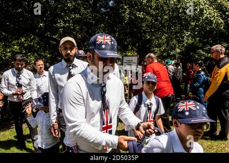 Melbourne, Australien. Januar 2020. Menschen beobachten friedlich den Australia Day in den Royal Botanic Gardens Melbourne Tausende von Menschen haben die Straßen von Melbourne aus Protest gegen die nationale Feier des Australia Day getroffen. Der 26. Januar ist für die Aborigines als „Invasion Day“ bekannt und bezeichnet den Tag, an dem Australien 1788 offiziell kolonisiert wurde. Seit 1994 ist er ein nationaler Feiertag und ein Feiertag. Kredit: Diego Fedele/SOPA Images/ZUMA Wire/Alamy Live Nachrichten Stockfoto