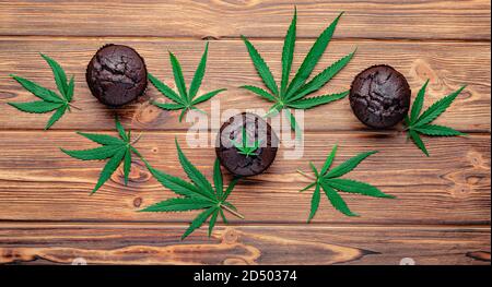 Schokoladen-Cupcake-Muffins mit Cannabisblättern, Unkraut. Medizinische Marihuana Hanf Drogen in Lebensmitteln Dessert. Schokoladen-Unkraut-Muffins. Cupcake mit Marihuana auf Stockfoto