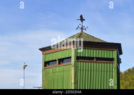 Ein Vogel versteckt sich im Corregate Metal bei der Martin Mere Wildbird Sancruary in Lancashire Stockfoto