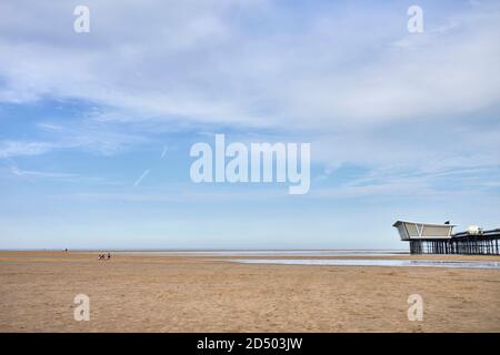 Southport Pier mit entferntem Meer am Horizont und breit Strände und Himmel Stockfoto