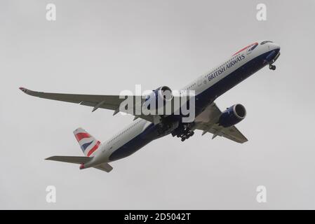 British Airways Airbus A350-1000 Jet-Linienflugzeug, das während der COVID-19-Pandemie vom Flughafen London Heathrow, Großbritannien, abfliegt Stockfoto