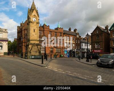 Clock Tower Market Square historisches Einkaufszentrum im Stadtzentrum von Penrith Und Sozialzentrum des Eden District Cumbria England Großbritannien Stockfoto