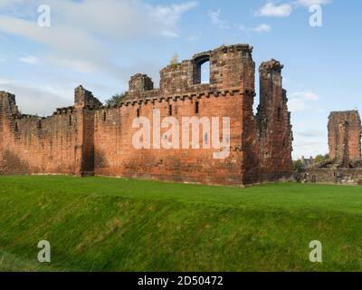 Ruinen Penrith Castle erbaut am Ende des 14. Jahrhunderts von Ralph Neville spielte eine Schlüsselrolle in der Verteidigung der schottischen Grenze Cumbria England Großbritannien Stockfoto