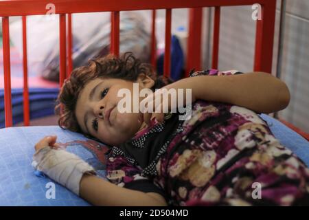 Ein krankes Kind liegt auf einem Krankenhausbett. Stockfoto