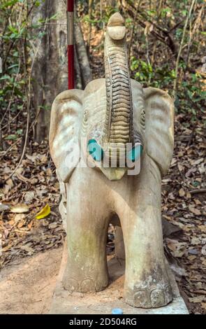 Prasat Krahom Artefakt archeologia Elefantenskulptur, die zweitgrößte Struktur auf Koh Ker. Archäologische Landschaft von Koh Ker am Angkor Wat Stockfoto