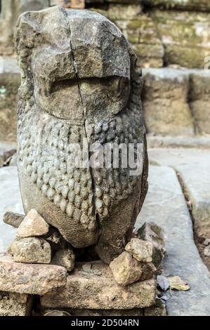 Prasat Krahom Antike Ruinen Stuckstein Schnitzerei dekoratives Heiligtum , die zweitgrößte Struktur auf Koh Ker. Archäologische Landschaft von Koh Ker Stockfoto