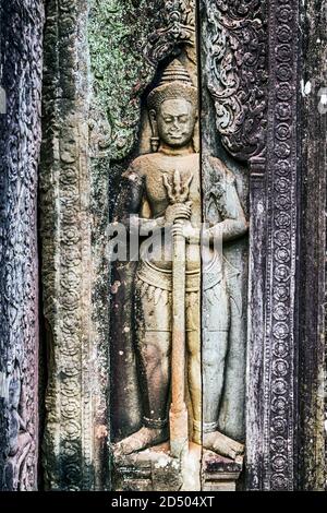 Apsara geschnitzt an der Wand Angkor Kambodscha. Alte Khmer-Architektur. Stockfoto