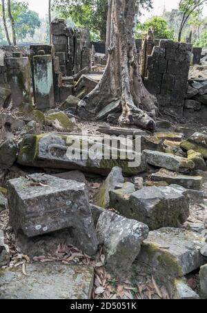 Prasat Krahom, das zweitgrößte Bauwerk auf Koh Ker. Archäologische Landschaft von Koh Ker an der Angkor Wat-Stätte im Nordwesten Kambodschas Stockfoto