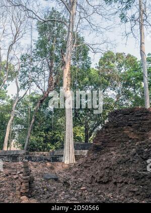 Prasat Krahom, das zweitgrößte Bauwerk auf Koh Ker. Archäologische Landschaft von Koh Ker an der Angkor Wat-Stätte im Nordwesten Kambodschas Stockfoto