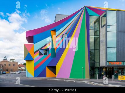 Towner Art Gallery in Eastbourne. Das Gebäude ist mit einem bunten geometrischen Kunstwerk bedeckt, das Dance Diagonal des deutschen Künstlers Lothar Götz genannt wird. Stockfoto