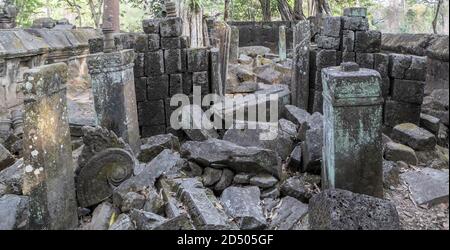 Prasat Krahom, das zweitgrößte Bauwerk auf Koh Ker. Archäologische Landschaft von Koh Ker an der Angkor Wat-Stätte im Nordwesten Kambodschas Stockfoto