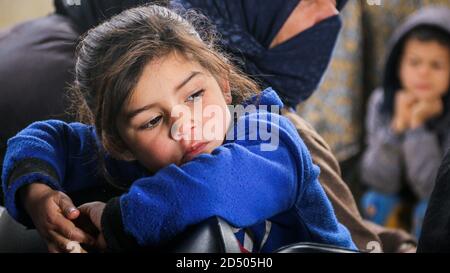 Müdes Kind, trauriges Kindergesicht, kranke Kinder, die darauf warten, die Klinik zu betreten Stockfoto