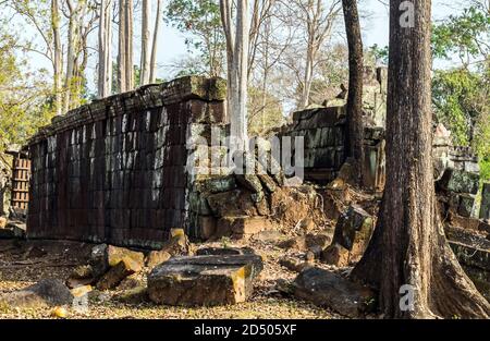 Prasat Krahom, das zweitgrößte Bauwerk auf Koh Ker. Archäologische Landschaft von Koh Ker an der Angkor Wat-Stätte im Nordwesten Kambodschas Stockfoto