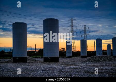 Brückenstützpfeiler auf der Baustelle für die ne Western Distributor Road, die einen Teil von Preston auf die Autobahn M55 verbinden wird. Stockfoto