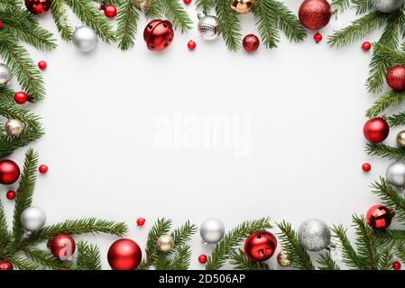 Weihnachtsrahmen auf weißem Hintergrund. Draufsicht, flach liegend mit Platz für Text Stockfoto