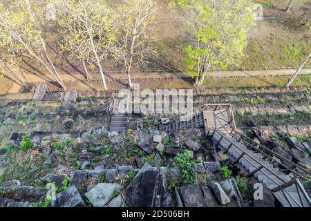 Prasat Thom Koh Ker Tempel Sieben Stufen alten Pyramiden Top Landschaft ansehen Dirt Road Waldweg Verlorene Stadt im Dschungel Bäume und Ruinen Angkor Wat Tempel Stockfoto